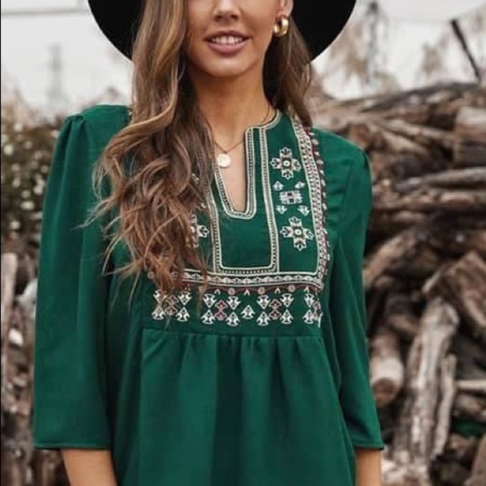 NWOT Boutique Top Green Embroidered Beautiful Adult Small
